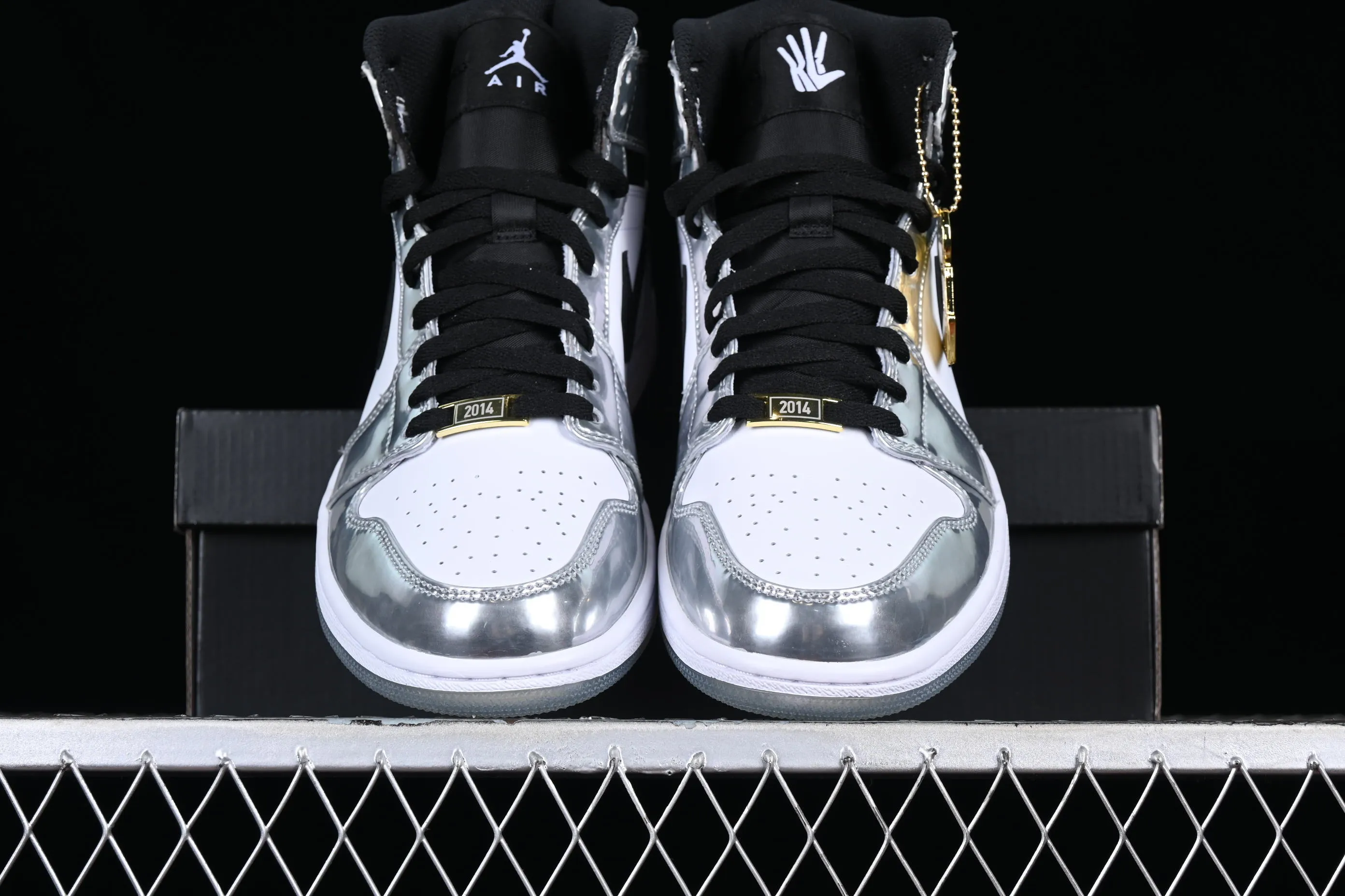 All categories Air Jordan Jordan series basketball shoes Air Jordan 1 High Air Jordan 1 Pass The Torch AJ1 Joe 1 Leonard liquid electroplated silver AQ7476-016